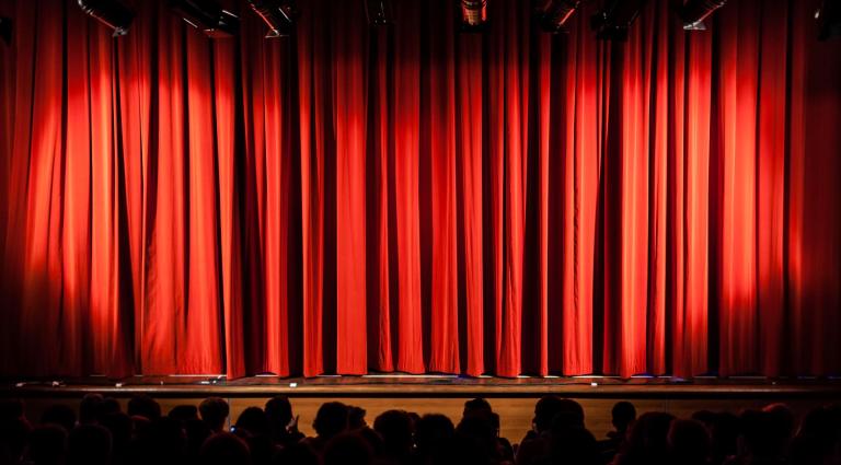 closed-curtain stage